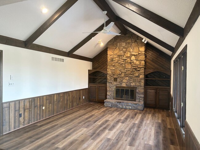 Building Photo - 3 Bed, 3 Bath, 2 Car Garage Duplex in Blue Springs