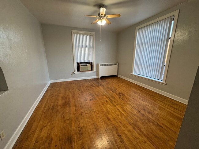 Building Photo - Large one room efficiency with large kitchen Unit Apart #35