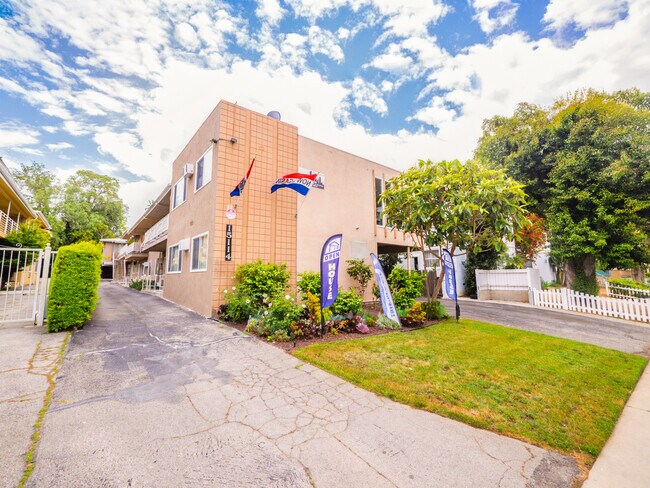 Photo - 15114 Dickens St.