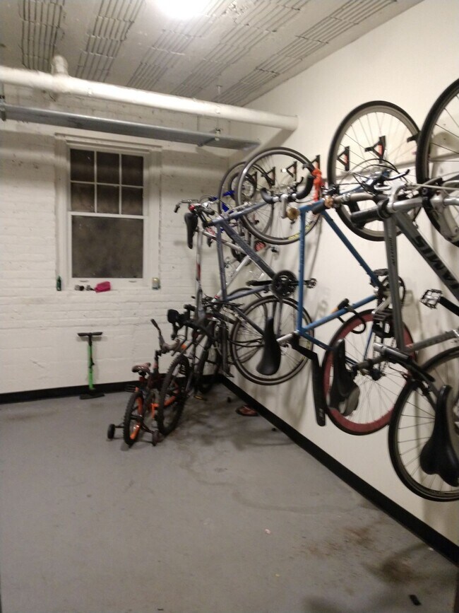 Photo - Edgewater studio w/ separate kitchen! Near Red Line Unit 210