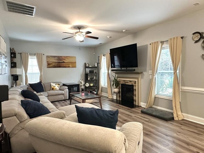 Photo - 837 St Johns Loop