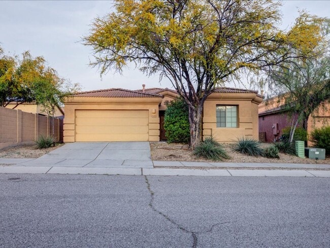 Building Photo - Spacious 3 Bedroom 2 Bathroom Home with Large Backyard & 2 Car Garage!