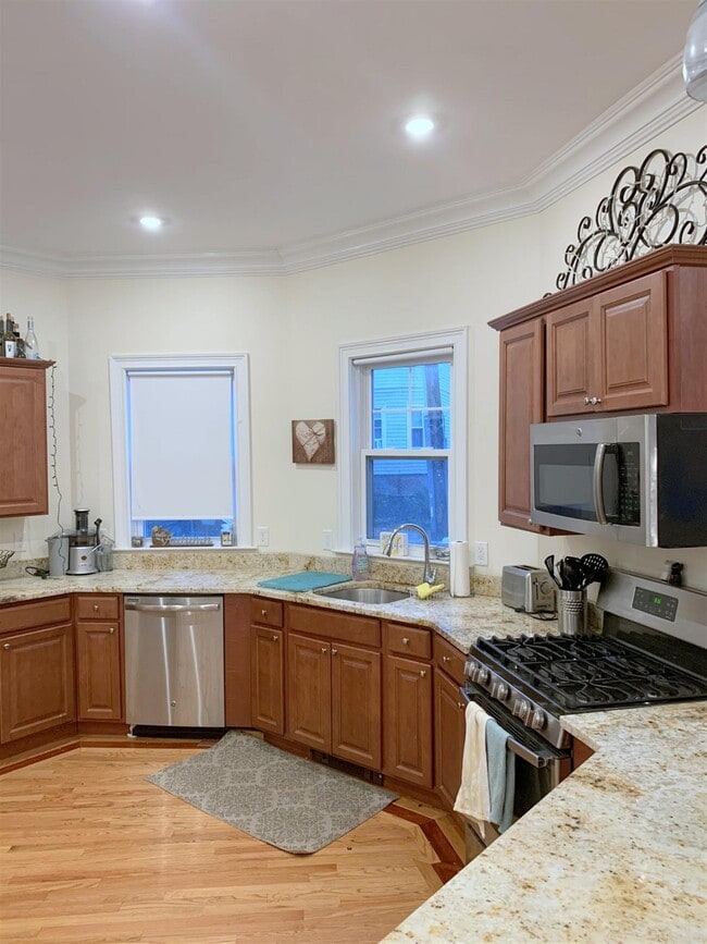 Building Photo - 406 Medford St Unit 1 Rental