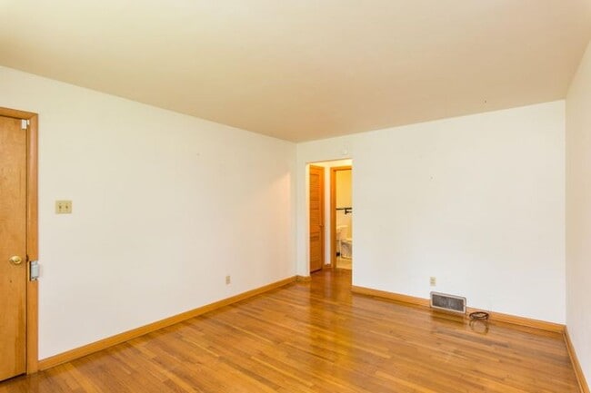 Photo - 1BR/1BA Duplex in Convenient Location! Har... Unidad Ash-1408