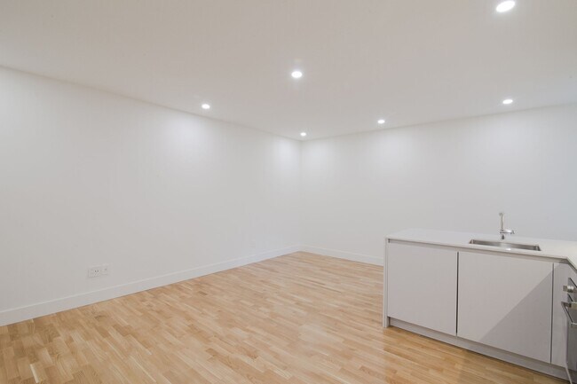 Photo - 2100 Rue du Fort Unit 406