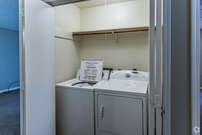 2BR, 2BA - 959 SF - Laundry