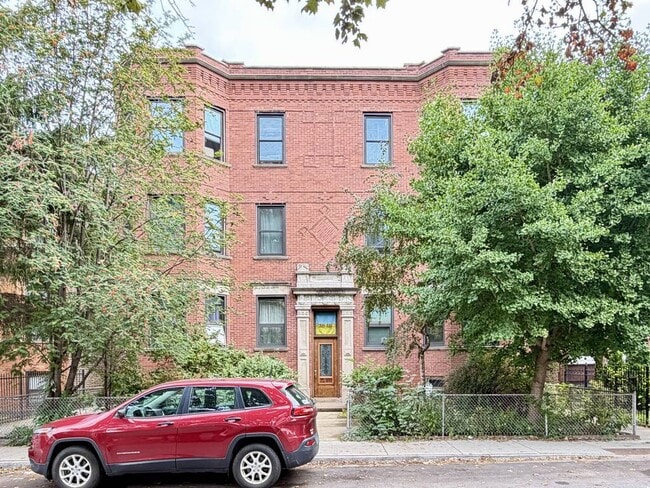 Building Photo - 833 N Rockwell St Unit 2C