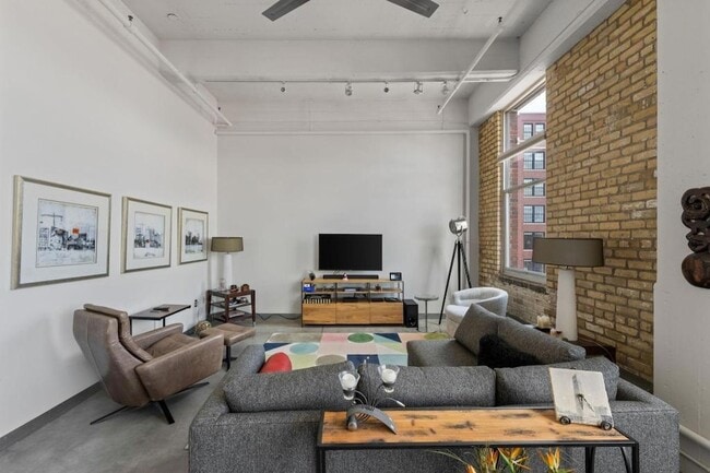 Photo - 700 N Washington Ave