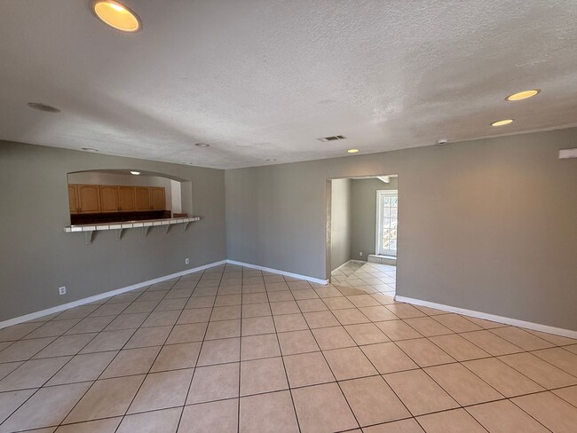 Photo - Huge 7 bed 3 bath house on Adobe