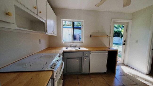 Building Photo - 170 NW 7th St Rental