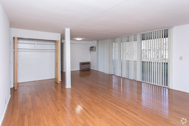 1BR, 1BA - 733 SF
