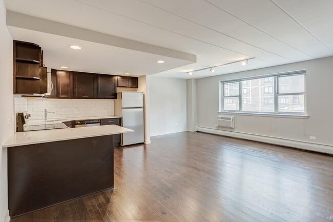 Building Photo - 6119 N Kenmore Ave Unit 508