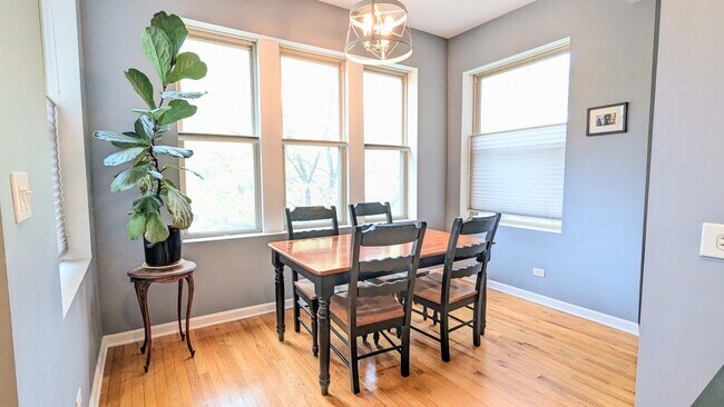 Photo - 3719 W Byron St Unidad 2