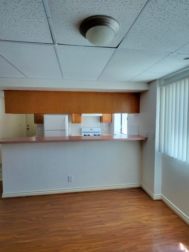 Photo - 121 S Swall Dr