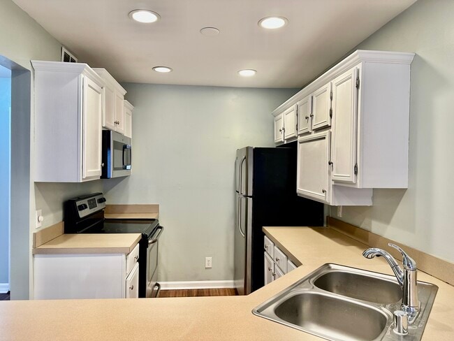 Photo - 3009 Wavecrest Way