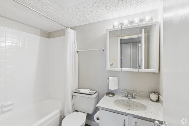 2BR, 1BA - 732SF - Primary Bathroom