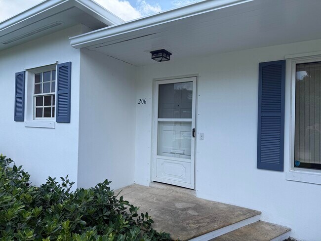 Photo - 206 Russlyn Dr