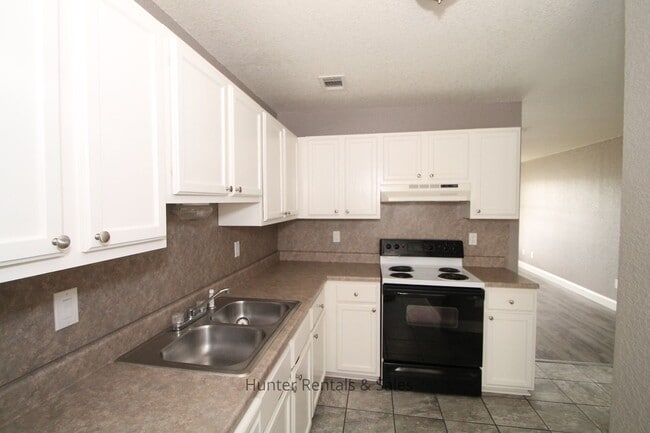 Building Photo - Just Lovely! Rental