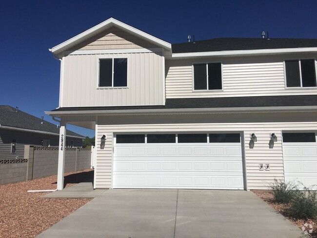 Building Photo - Beautiful Home & Yard