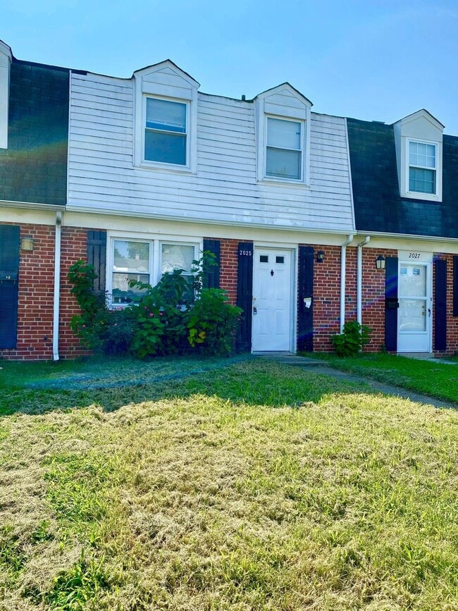 Building Photo - Charming 3 Bedroom/ 1 Bathroom in Dundalk,... Rental
