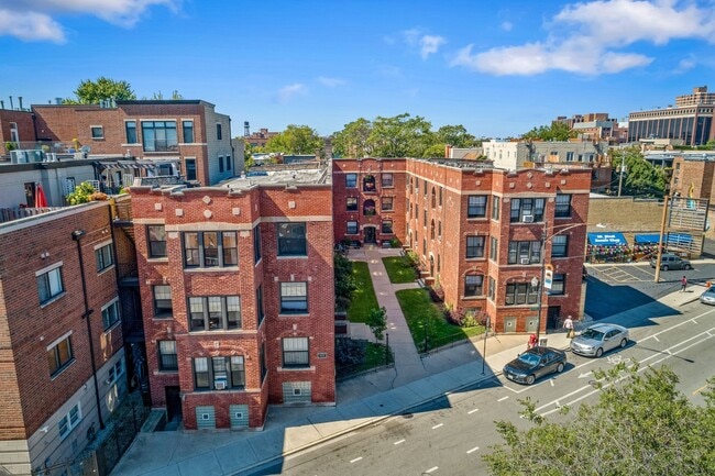 Photo - 2862 N Clark St