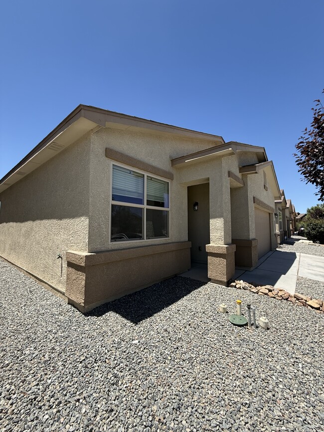 Photo - 2116 Solitaire St NE