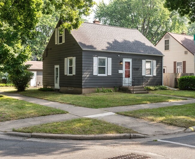 Building Photo - Rare home available for rent in Eken park! Unit Coolidge