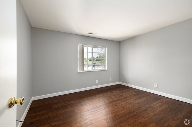 2BR, 1BA - 880SF