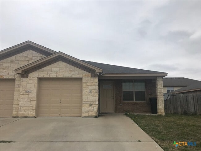 Building Photo - 1207 Cavalry Ln