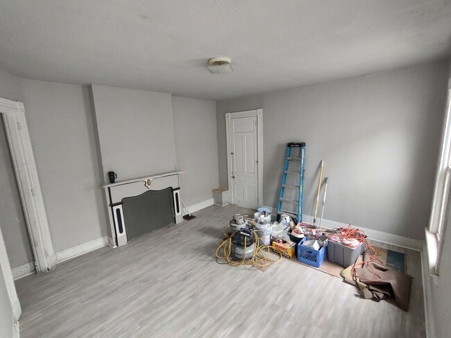 Large Living Room - 208 E 9th St Unit #2