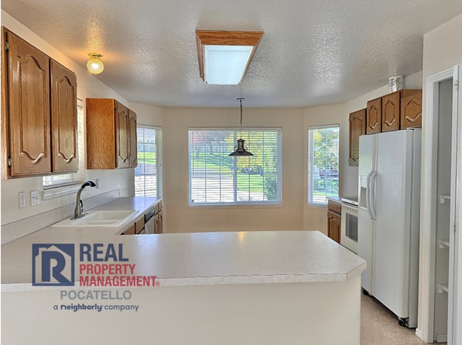 Photo - 4 bedroom 3 bathroom - 2 car garage -This ...