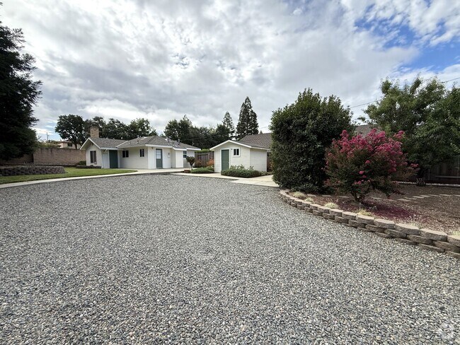 Building Photo - Secluded 2bd/1ba Carmichael Charmer near S... Rental