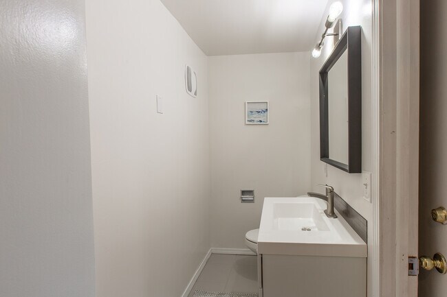 Photo - 2401 Birch Ln Unidad Basement Apt.