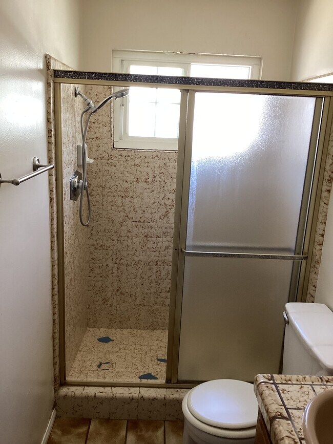 Photo - 1137 E 37th St