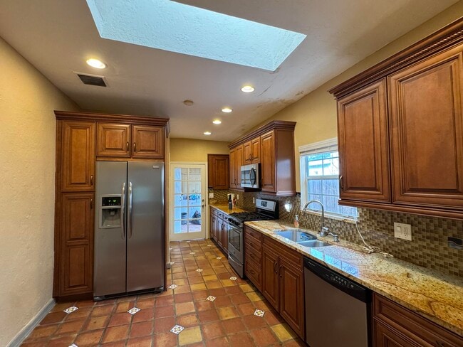 Photo - 735 Colonial Rd