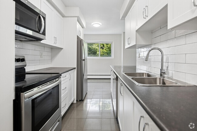 1 chambre, 1 salle de bain - 680 pi² - Cuisine - 321 & 349 Marland Ave