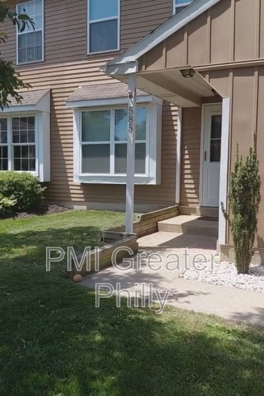 Building Photo - 585 Wrensong Rd Unit A