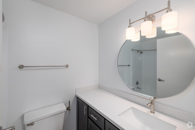 2BR, 2BA - 1120SF - Skyview 3322