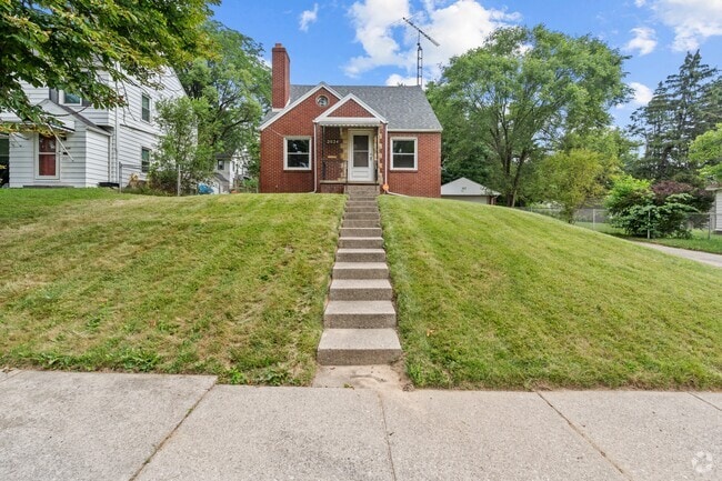 Building Photo - 2024 Southmoor Dr Rental