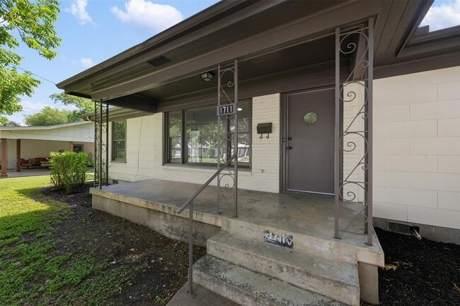 Photo - 1711 S Main St