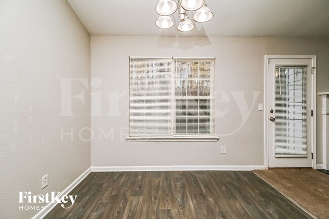 Photo - 355 Lakeside Point