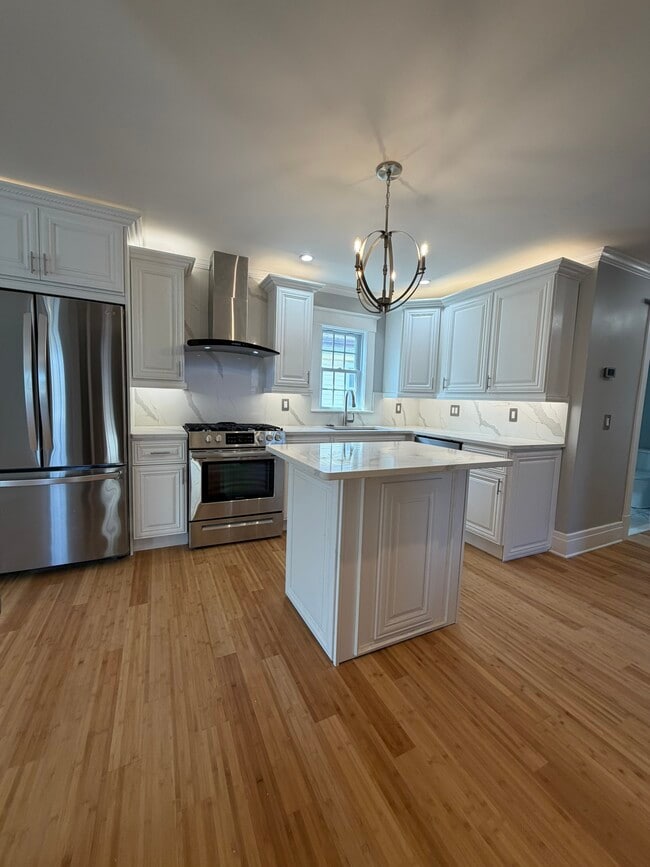 Building Photo - 822 Amherst St Unit Stunning Apartment
