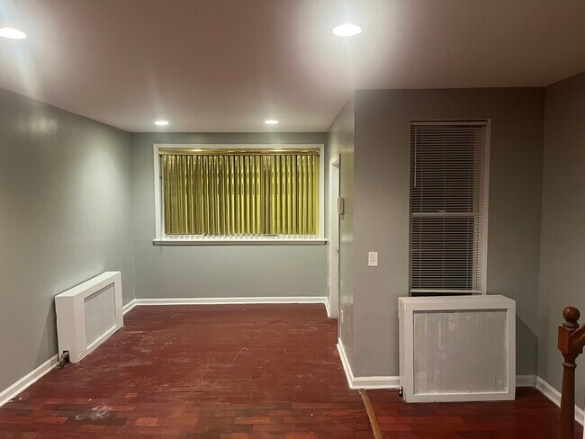 Photo - 870 Marcella St