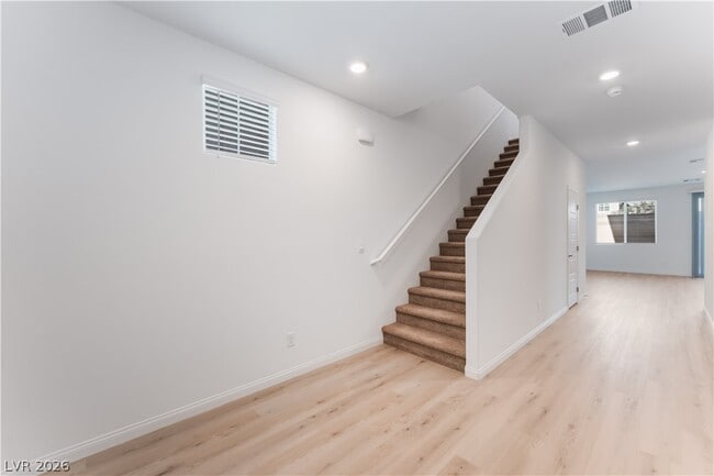 Photo - 6217 Seastrand St
