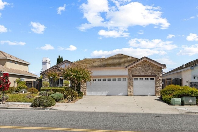 Photo - 560 Diana Ave