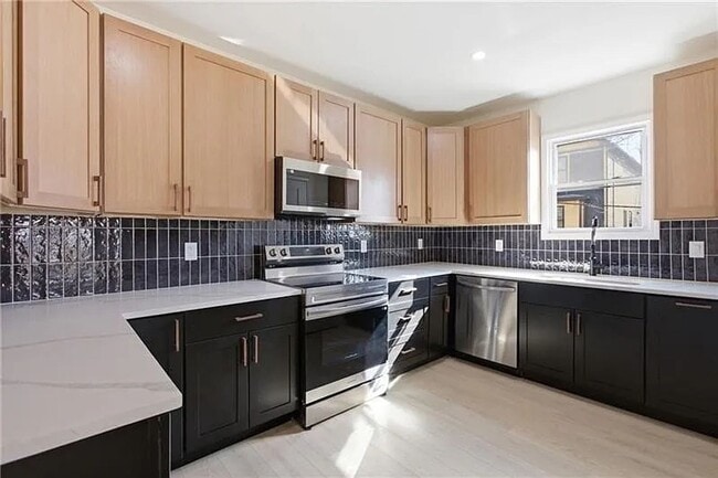 Building Photo - 4 bed 2.5 bath - stunning home, great location, must see.