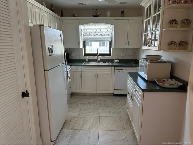Building Photo - 755 Saturn St Unit F205