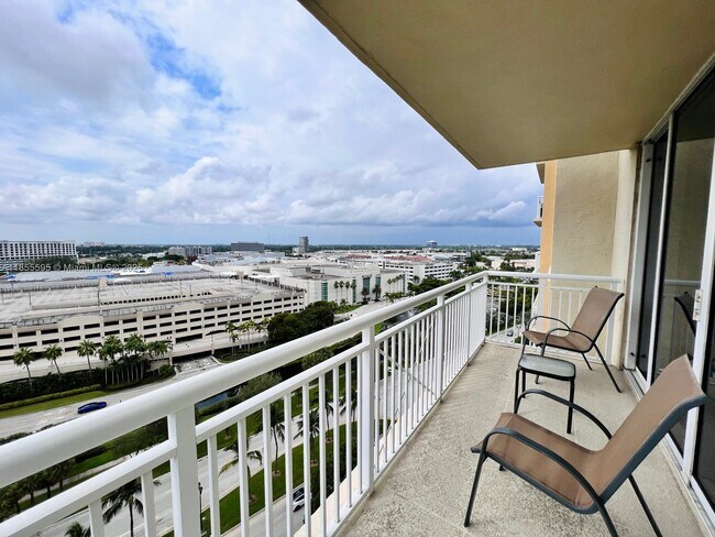Photo - 19501 W Country Club Dr Unidad 1408