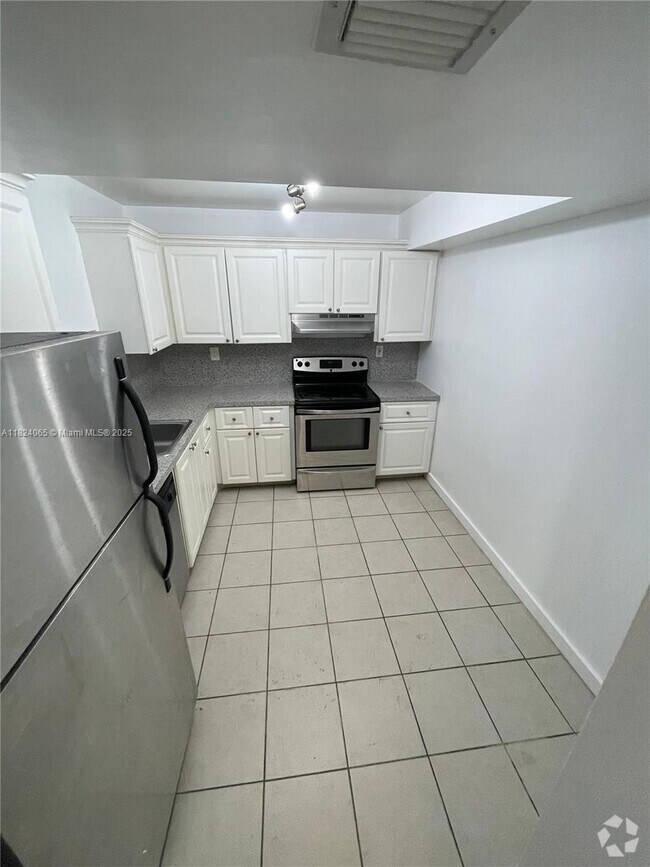 Building Photo - 711 N Pine Island Rd Unit 209 Rental