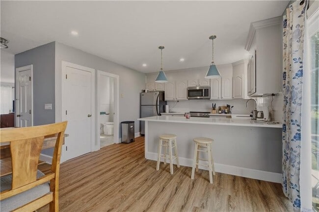 Photo - 223 Oliphant Ln